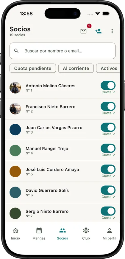 Listado de socios con su número, su estado de alta y si tienen la cuota al día.
